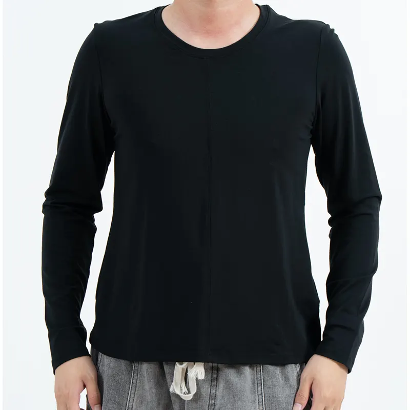 เสื้อยืดคอกลมแขนยาวทรงเข้ารูปสีดำ