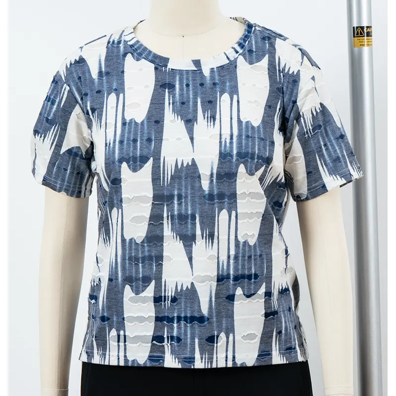 เสื้อยืดพิมพ์ลายนามธรรมสีน้ำเงินและสีขาวพร้อมพื้นผิวระลอกคลื่น