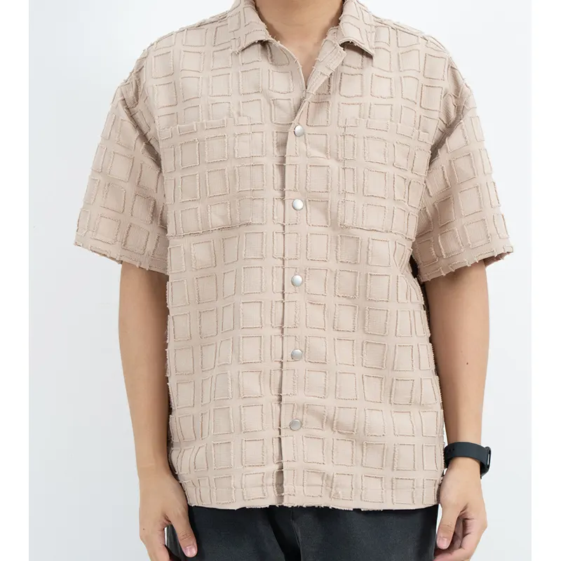 เสื้อเชิ้ตแขนสั้นทรง Boxy แต่งลายตารางยกและมีกระเป๋าหน้าอกคู่ เสื้อเชิ้ตแขนสั้นทรง Boxy แต่งลายตารางยกและมีกระเป๋าหน้าอกคู่
