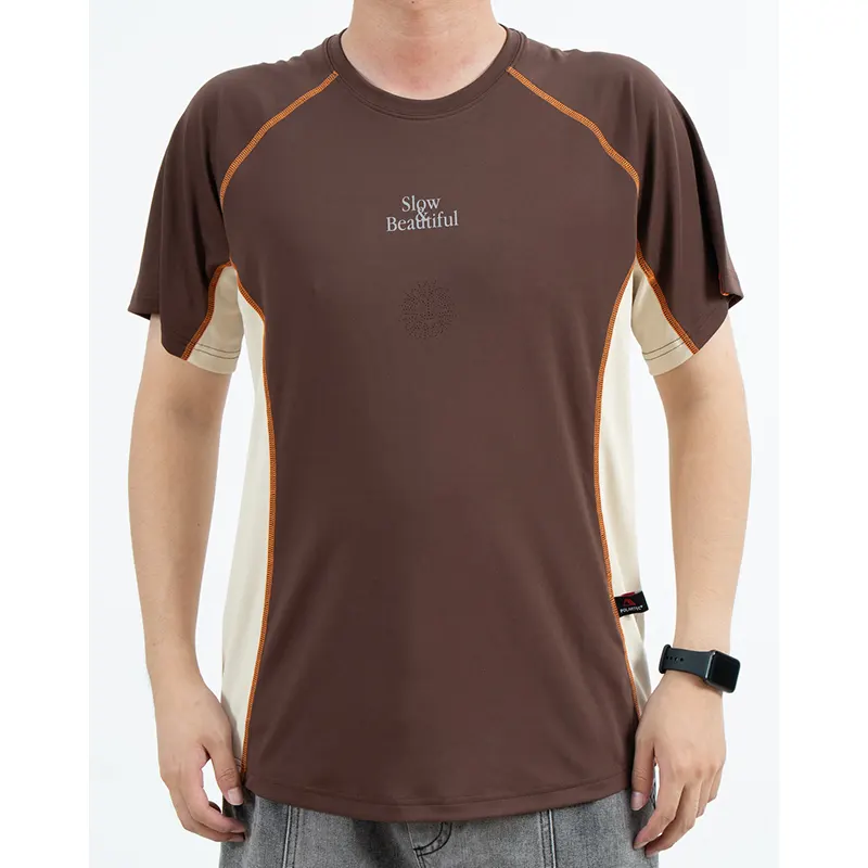 เสื้อยืด Raglan สีน้ำตาลระบายอากาศได้ดี แผงด้านข้างสีครีมและตะเข็บสีส้ม