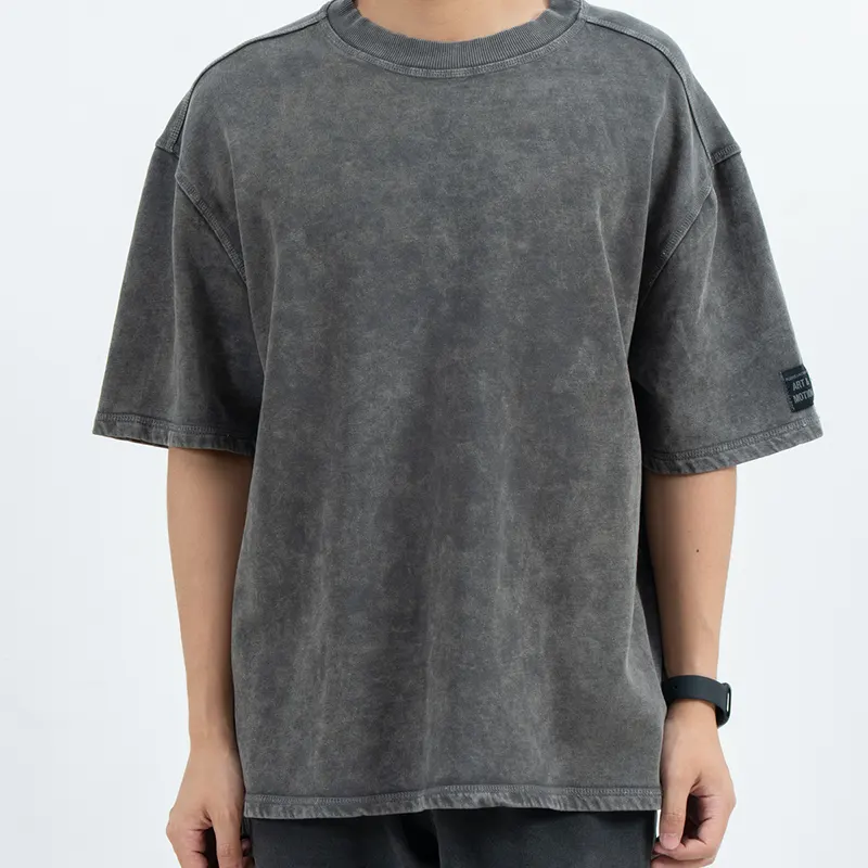 เสื้อยืดโอเวอร์ไซส์สีชาร์โคลพร้อมเอฟเฟกต์ Mottled Faded และป้ายแขนเสื้อ