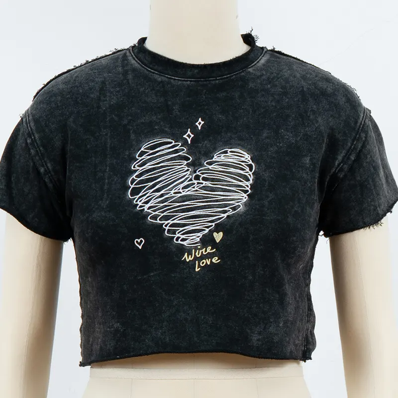 เสื้อยืดครอปกราฟิกรูปหัวใจพร้อมรายละเอียดแบบ Raw-Edge