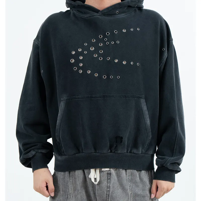 เสื้อมีฮู้ดแบบสวมครอปพร้อมลายตาไก่และรายละเอียดกระเป๋าแบบดิสเทรสส์