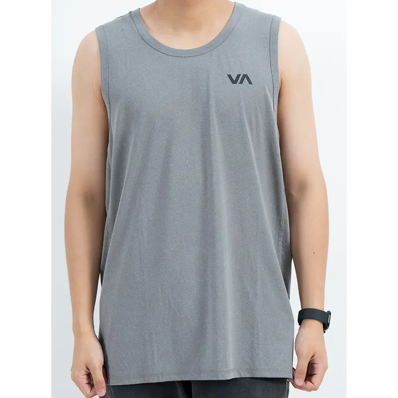 เสื้อกล้ามคอตักสีเทาพร้อมโลโก้หน้าอกและตัวอักษรด้านข้าง