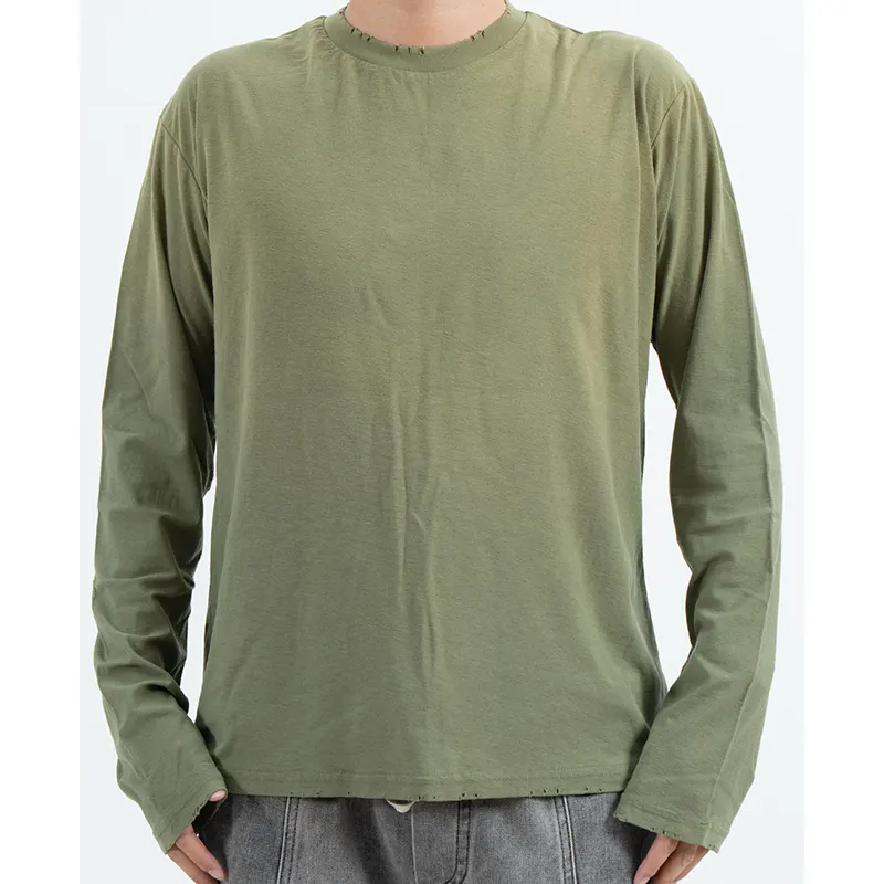 เสื้อยืดแขนยาวสีมะกอกพร้อมคอเสื้อและชายเสื้อแบบ Distressed