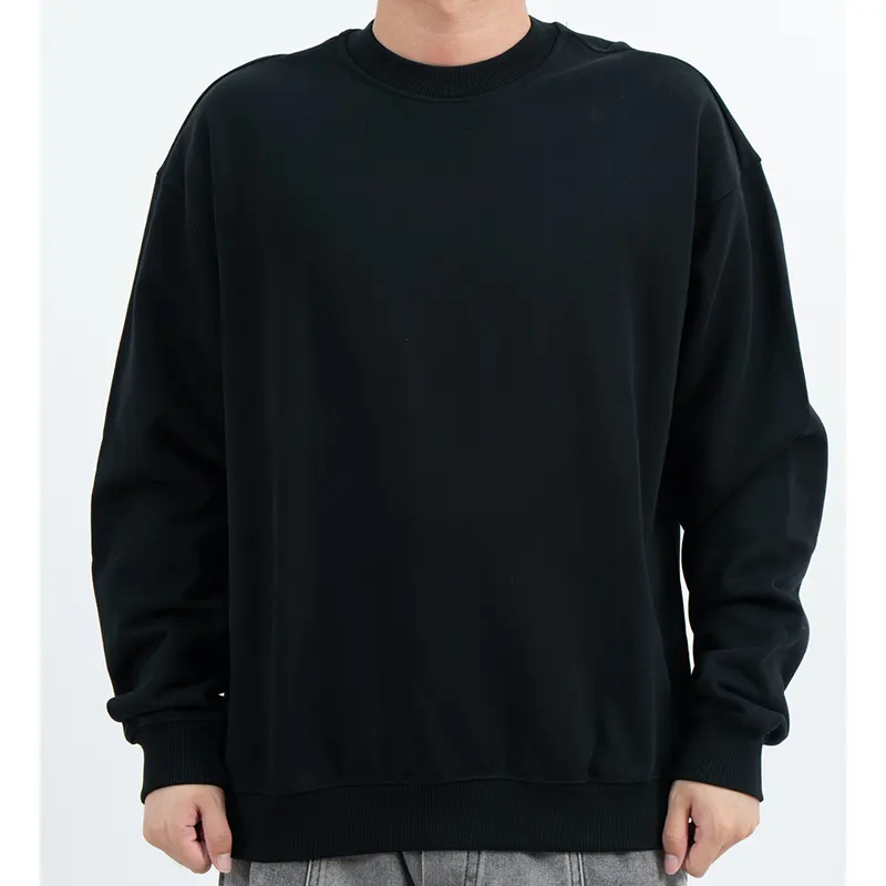 เสื้อสเวตเชิ้ตคอกลมสีดำขนาดใหญ่พร้อมไหล่ตก