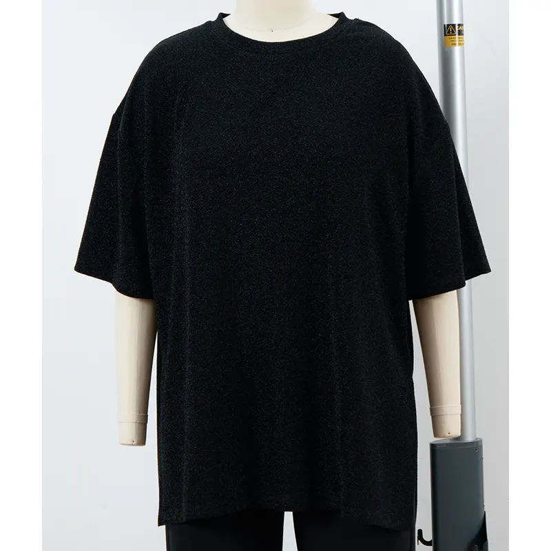 เสื้อยืดไหล่ตกโอเวอร์ไซส์พร้อมพื้นผิวที่มีพื้นผิวและรอยกรีดด้านข้าง