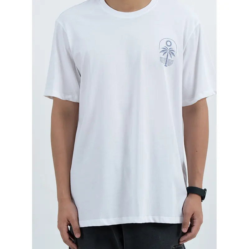 เสื้อยืดคอกลมผ่อนคลายพร้อมหน้าอกรูปต้นปาล์มและกราฟิกด้านหลัง