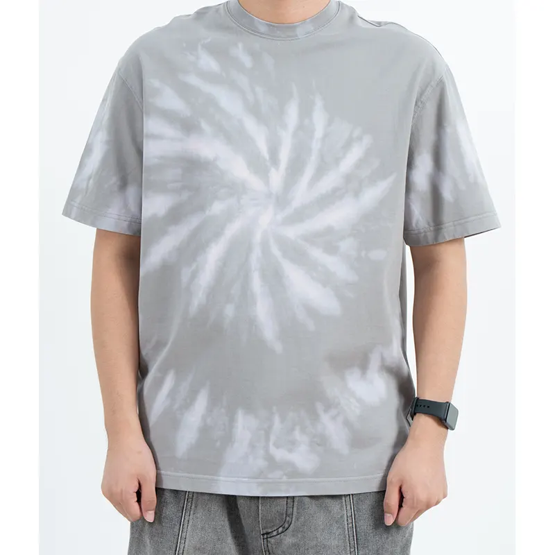เสื้อยืดคอกลมสีเทาผ่อนคลายพร้อมเอฟเฟกต์มัดย้อมแบบเกลียว