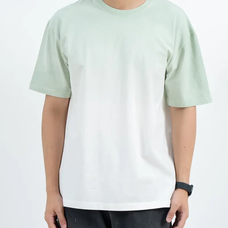 เสื้อยืดออมเบรสีมิ้นต์เป็นสีขาวผ่อนคลายพร้อมไหล่ตก