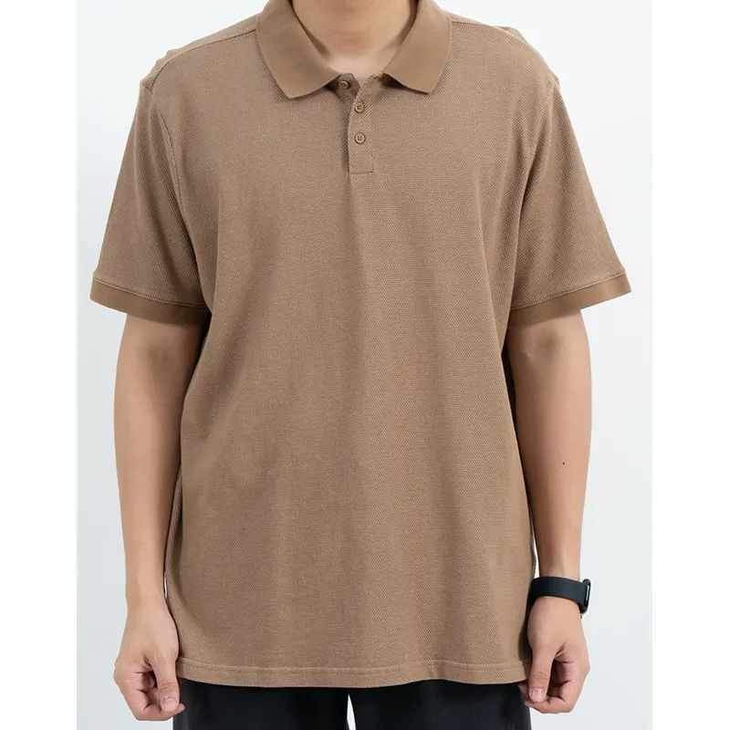 เสื้อโปโลแขนสั้นสีน้ำตาลมีสาบกระดุมสามเม็ด