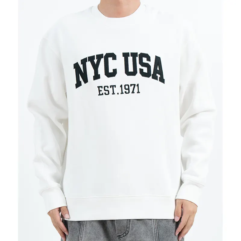 เสื้อสเวตเชิ้ตคอกลมสีขาวพร้อมตัวอักษรหน้าอกสไตล์ Varsity