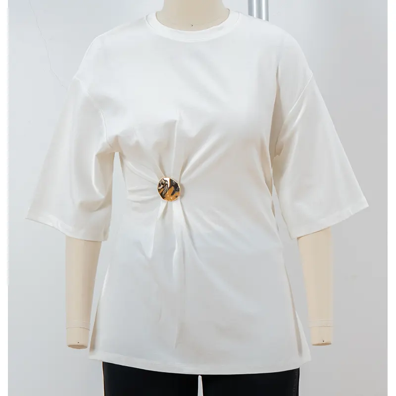 เสื้อยืดคอกลมสีขาวโอเวอร์ไซส์ แต่งจับจีบช่วงเอวและประดับทรงกลม