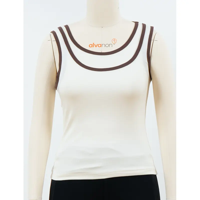 เสื้อกล้ามสีขาวแต่งขอบคอสีน้ำตาลสองชั้น