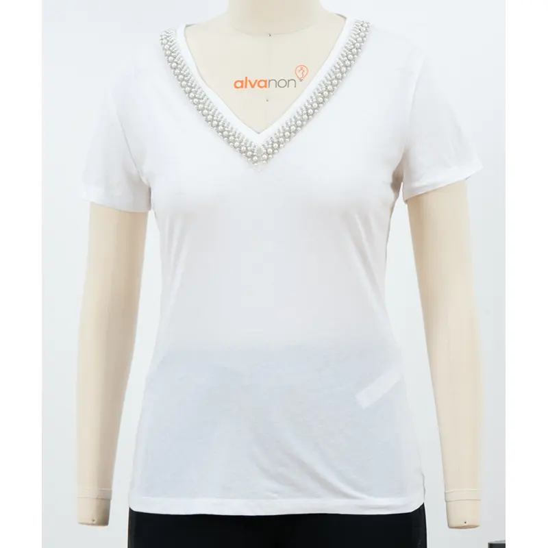 เสื้อยืดคอวีสีขาวแต่งขอบด้วยลูกปัด